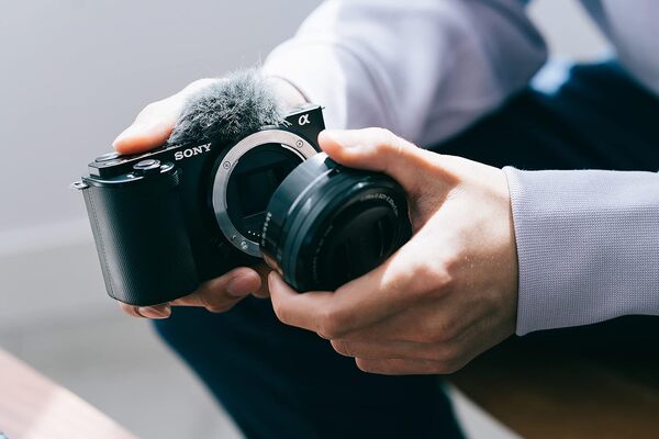Sony Alpha ZV-E10 | Caméra Vlog à objectif interchangeable sans miroir APS-C (écran pivotant pour le vlogging, vidéo 4K, mise au point automatique des yeux en temps réel) Noir