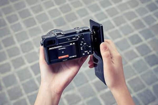 Découvrez notre test détaillé du Sony Alpha 6400 : un appareil hybride APS-C qui se démarque par sa performance exceptionnelle en vlogging et sa polyvalence pour les créateurs de contenu.